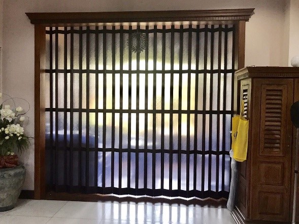 ฉากกั้นห้อง ลายไม้แบบโปร่งกระจกขุ่น